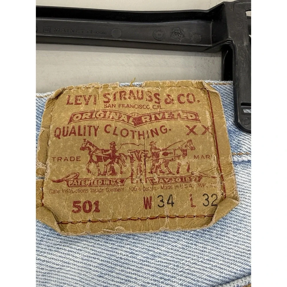 Vtg Levi's 501 Jeans Men's Fits 32x30.5 Light Wash Made In USA (tagged 34x32)